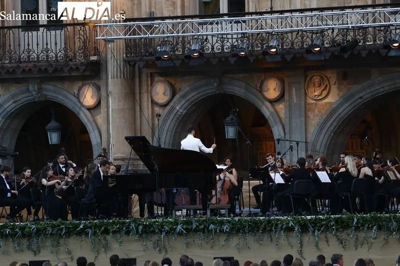 Visita de la Reina Sofía a Salamanca para presidir el concierto en la Plaza Mayor
