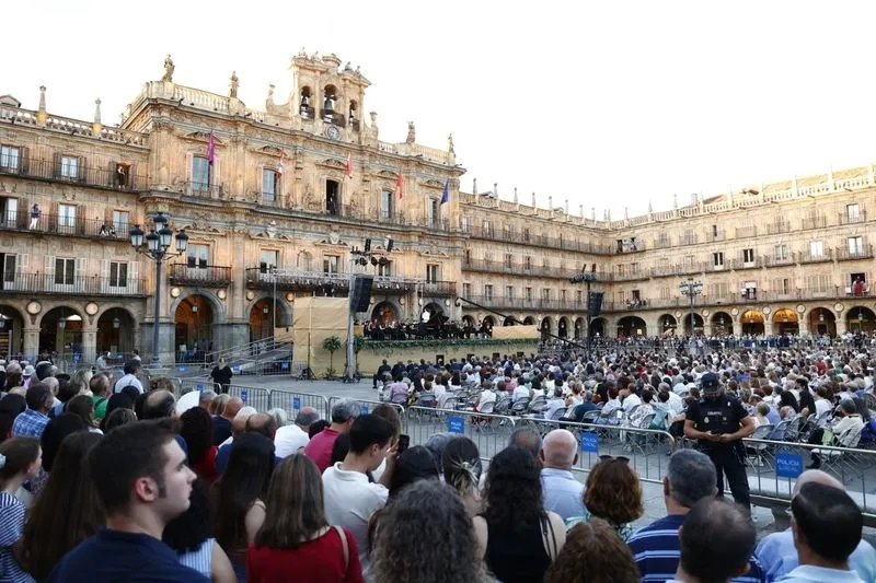 Visita de la Reina Sofía a Salamanca para presidir el concierto en la Plaza Mayor