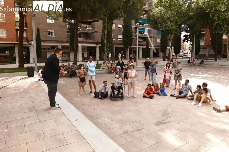 Actividades en la plaza de Barcelona organizadas por la Asociación de Vecinos Garrido Contigo