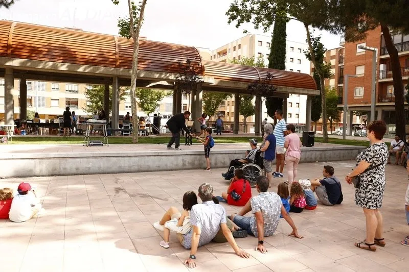 Actividades en la plaza de Barcelona organizadas por la Asociación de Vecinos Garrido Contigo