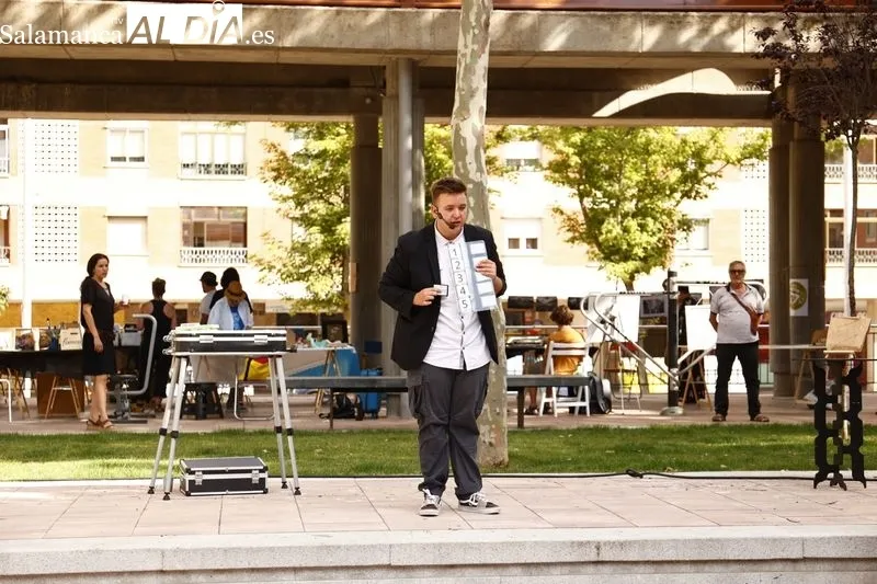 Actividades en la plaza de Barcelona organizadas por la Asociación de Vecinos Garrido Contigo