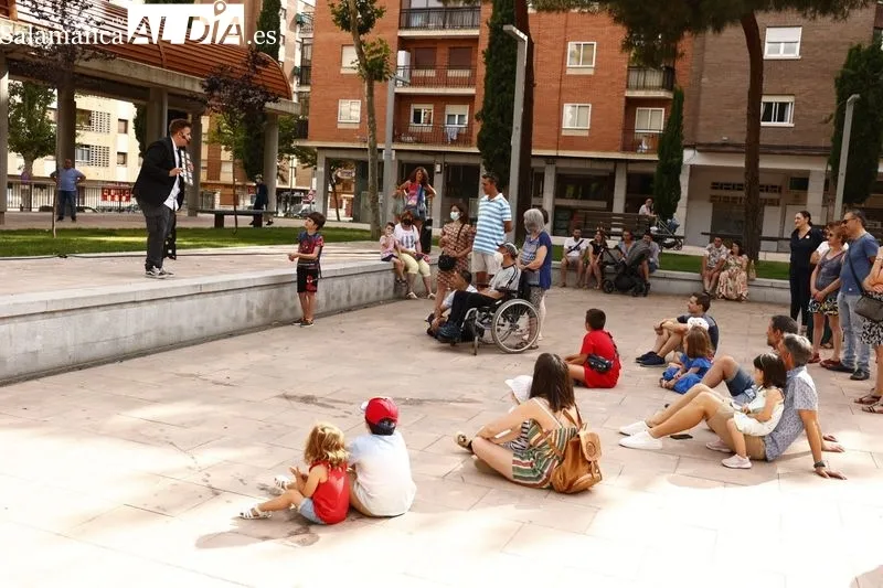 Actividades en la plaza de Barcelona organizadas por la Asociación de Vecinos Garrido Contigo