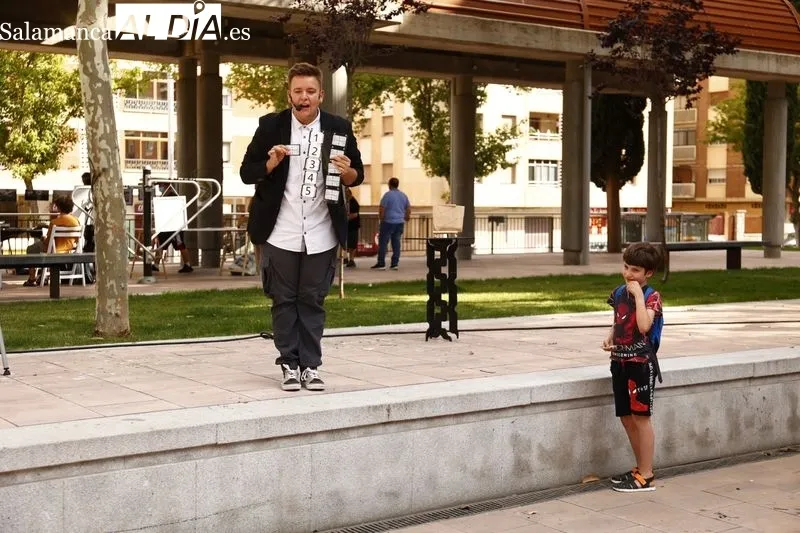 Actividades en la plaza de Barcelona organizadas por la Asociación de Vecinos Garrido Contigo