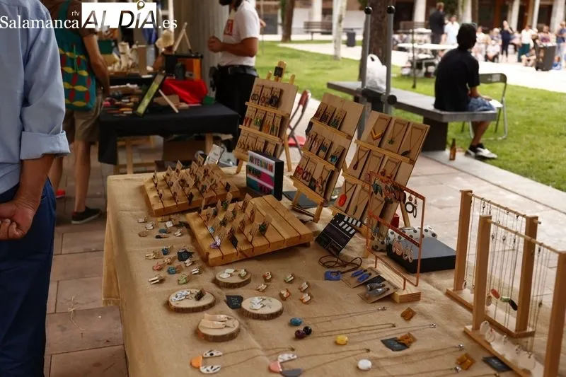 Actividades en la plaza de Barcelona organizadas por la Asociación de Vecinos Garrido Contigo