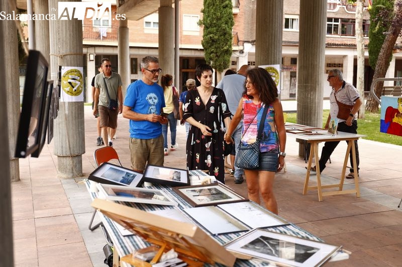 Actividades en la plaza de Barcelona organizadas por la Asociación de Vecinos Garrido Contigo