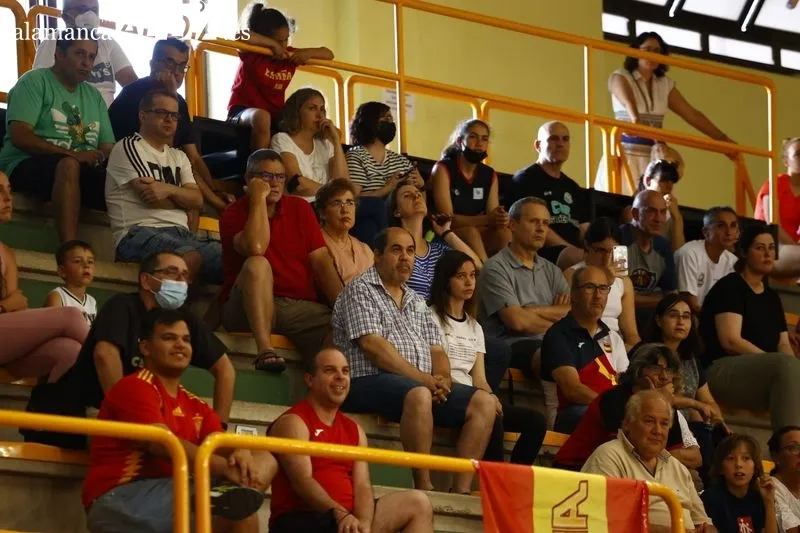 Imágenes del público y del partido entre España y Australia