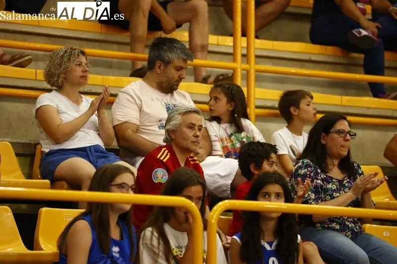 Imágenes del público y del partido entre España y Australia