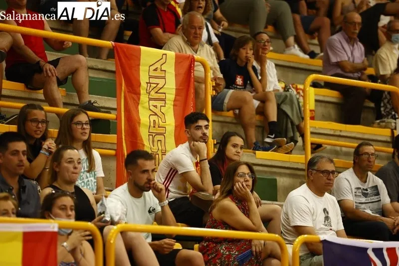 Imágenes del público y del partido entre España y Australia