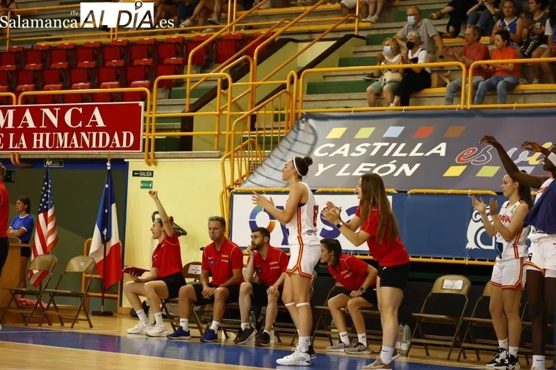 Imágenes del público y del partido entre España y Australia