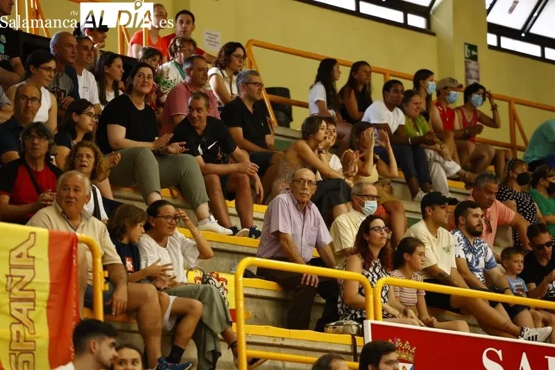 Imágenes del público y del partido entre España y Australia
