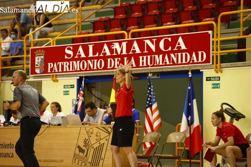Imágenes del público y del partido entre España y Australia