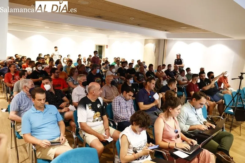 Foto 6 - Los socios de Unionistas aprueban por mayor&iacute;a subir las cuotas entre 5 y 10 euros 