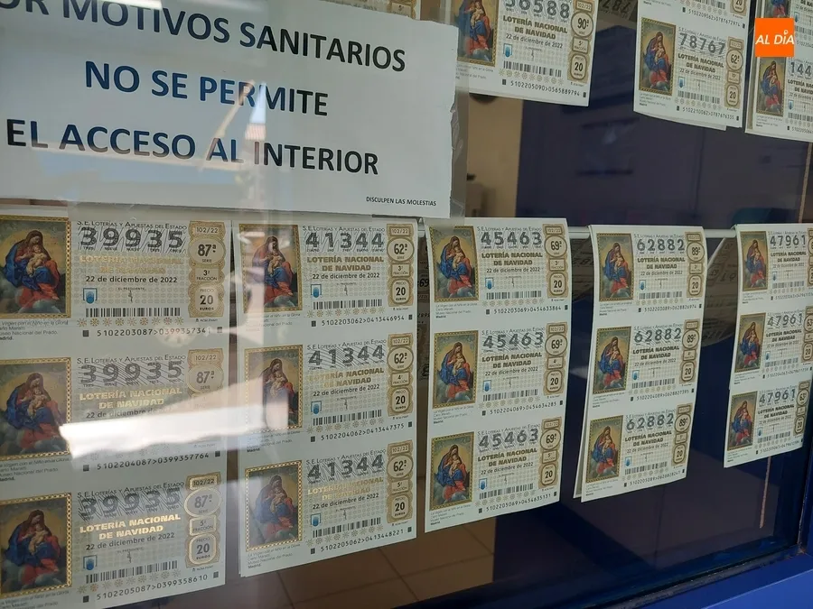 Foto 5 - Los Sanfermines traen el inicio de la venta de la Loter&iacute;a de Navidad en las administraciones mirobrigenses
