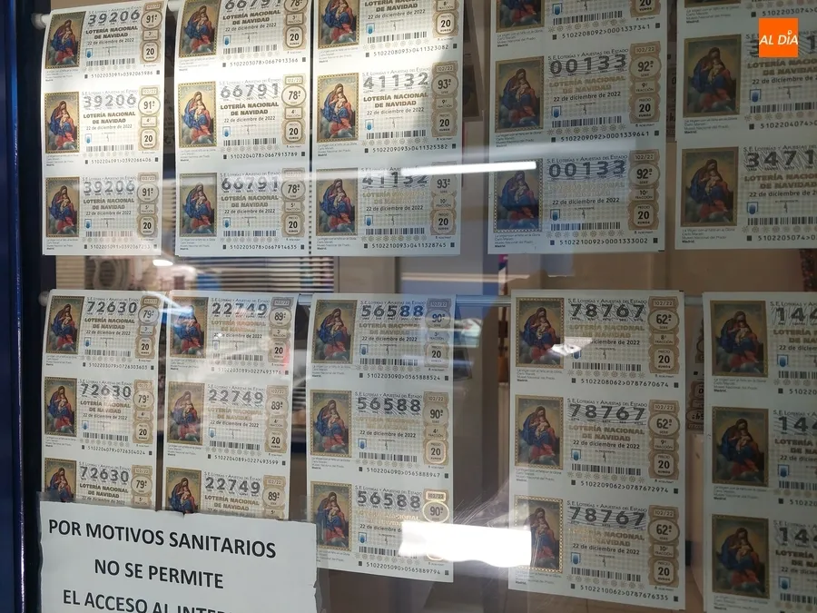 Foto 4 - Los Sanfermines traen el inicio de la venta de la Loter&iacute;a de Navidad en las administraciones mirobrigenses