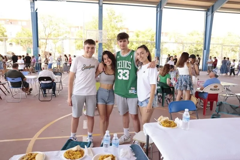 Los vecinos disfrutan de la paella