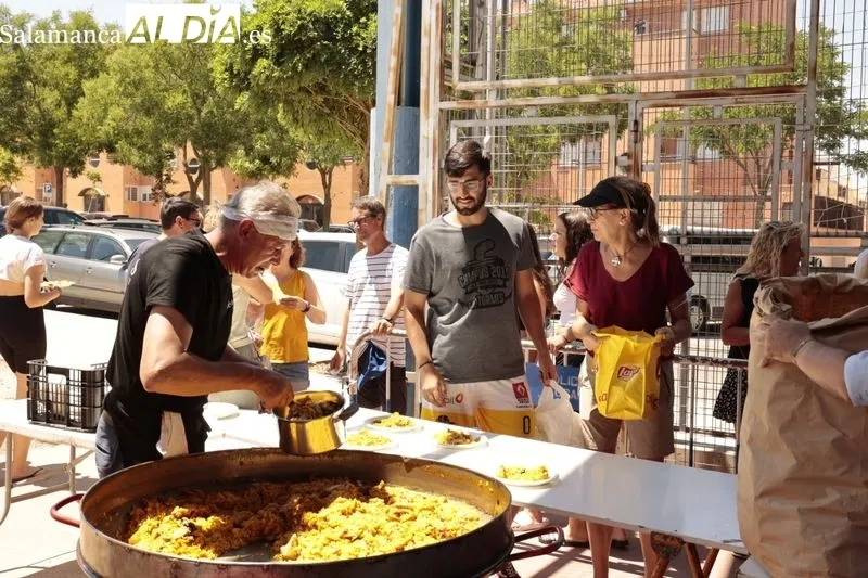Los vecinos disfrutan de la paella