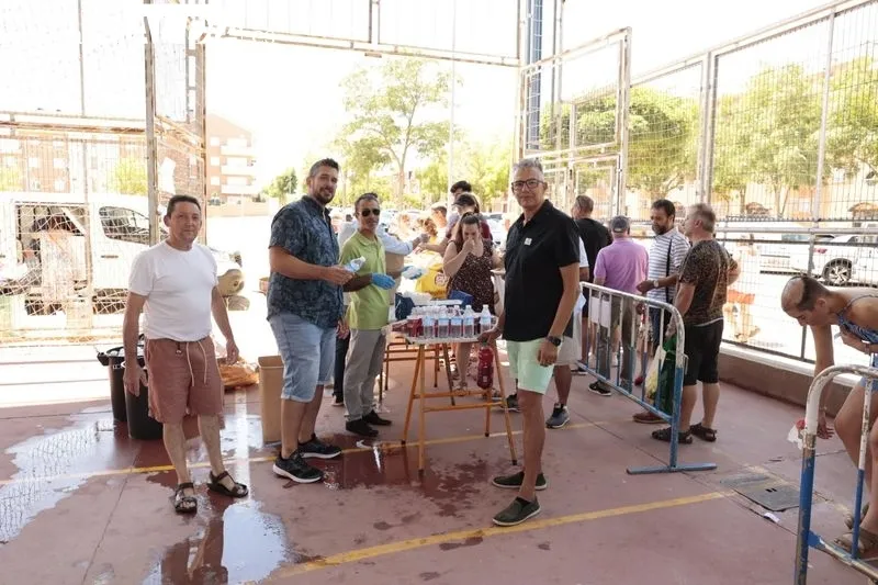 Los vecinos disfrutan de la paella
