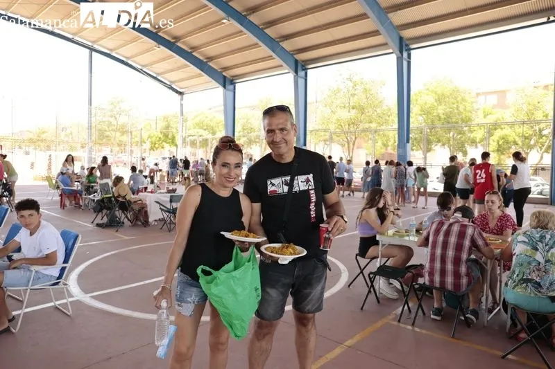 Los vecinos disfrutan de la paella