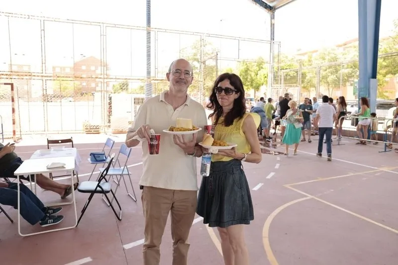 Los vecinos disfrutan de la paella