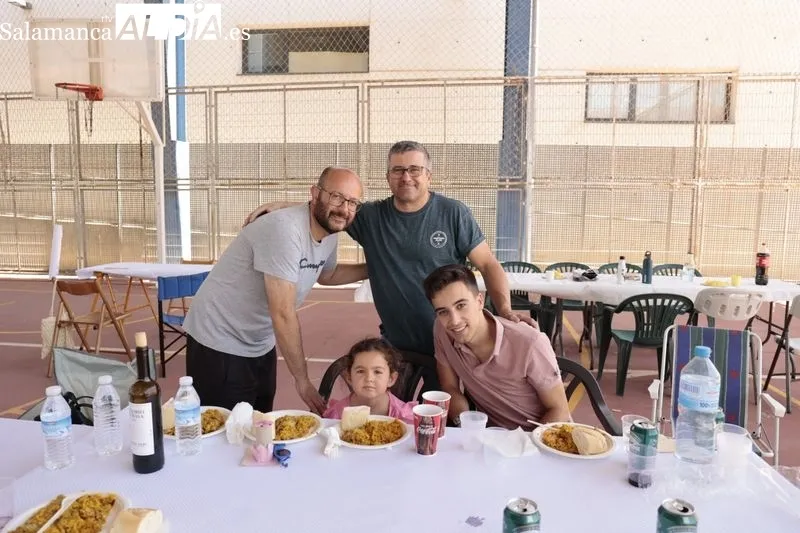 Los vecinos disfrutan de la paella