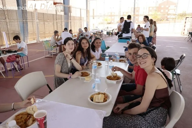Los vecinos disfrutan de la paella