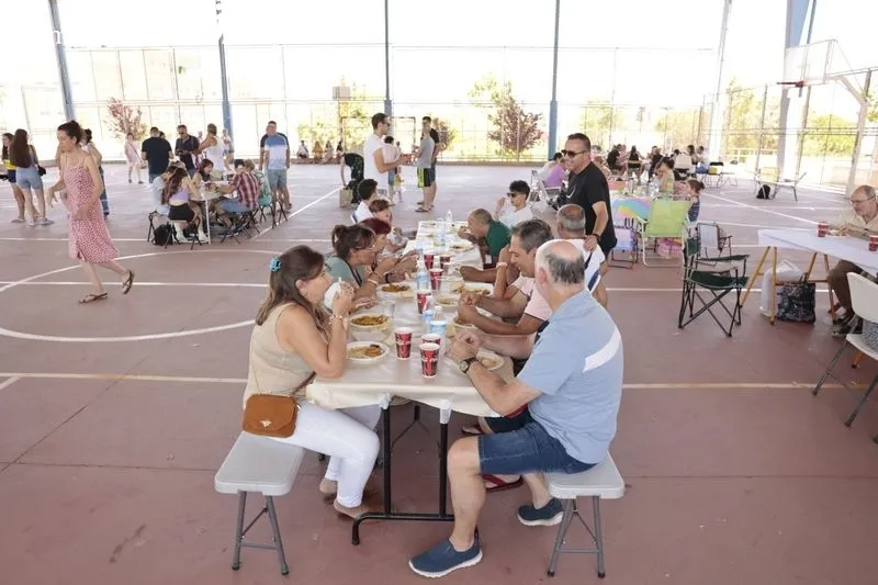Los vecinos disfrutan de la paella