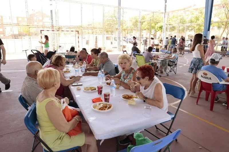 Los vecinos disfrutan de la paella