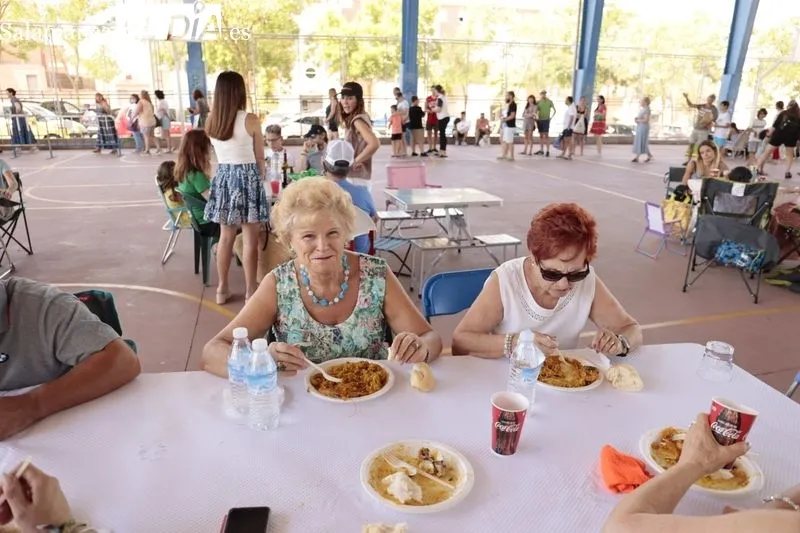 Los vecinos disfrutan de la paella