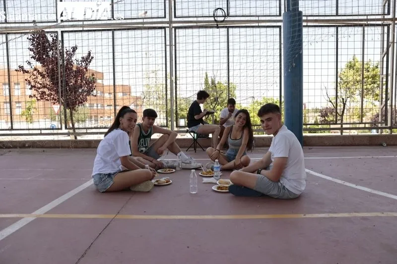 Los vecinos disfrutan de la paella