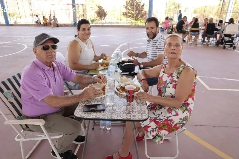 Los vecinos disfrutan de la paella