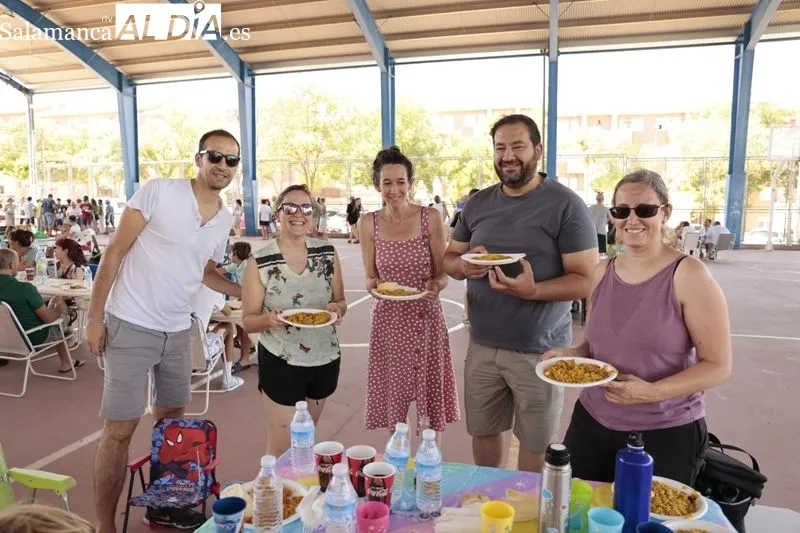 Los vecinos disfrutan de la paella