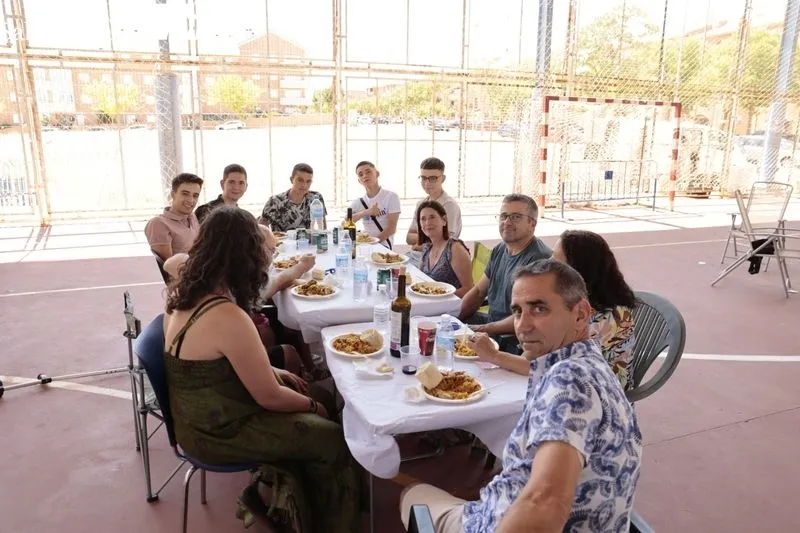 Los vecinos disfrutan de la paella