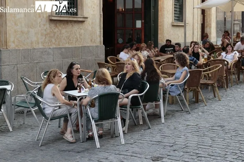 Calles y terrazas llenas de gente a última hora de la tarde en Salamanca