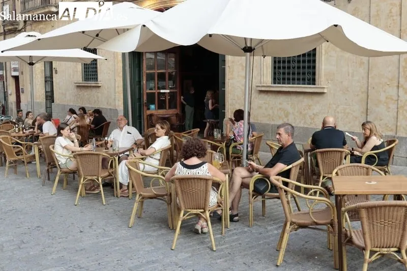 Calles y terrazas llenas de gente a última hora de la tarde en Salamanca
