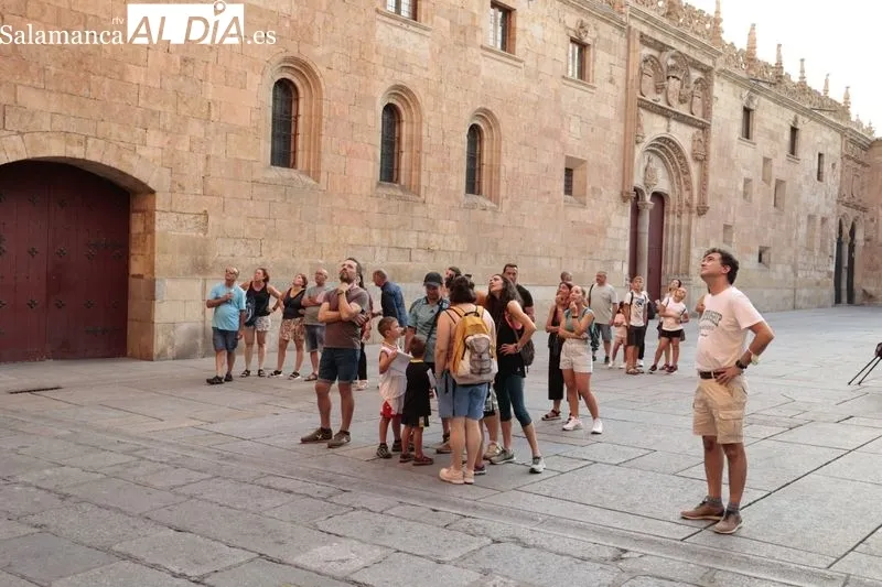 Calles y terrazas llenas de gente a última hora de la tarde en Salamanca