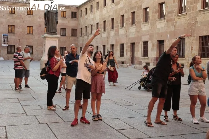 Calles y terrazas llenas de gente a última hora de la tarde en Salamanca