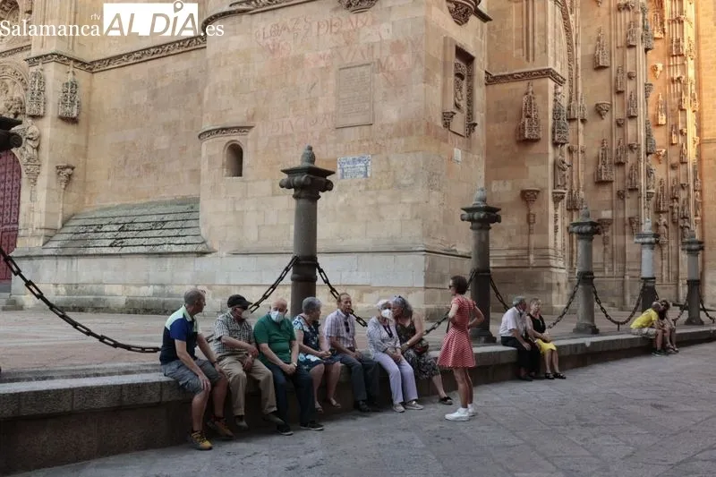 Calles y terrazas llenas de gente a última hora de la tarde en Salamanca