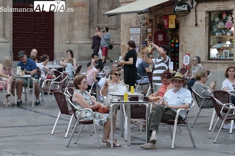 Calles y terrazas llenas de gente a última hora de la tarde en Salamanca