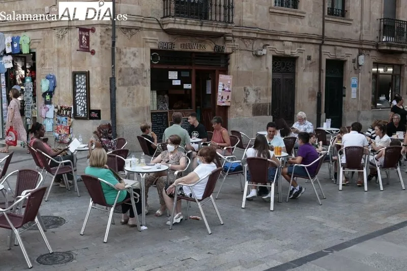 Calles y terrazas llenas de gente a última hora de la tarde en Salamanca