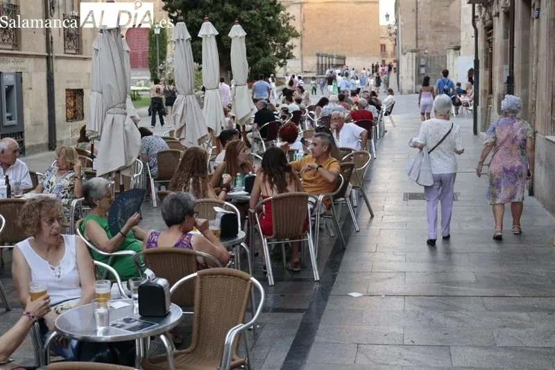Calles y terrazas llenas de gente a última hora de la tarde en Salamanca