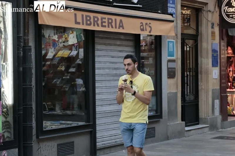 Calles y terrazas llenas de gente a última hora de la tarde en Salamanca