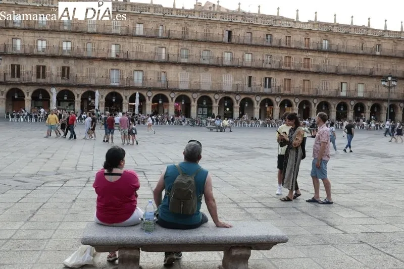 Calles y terrazas llenas de gente a última hora de la tarde en Salamanca