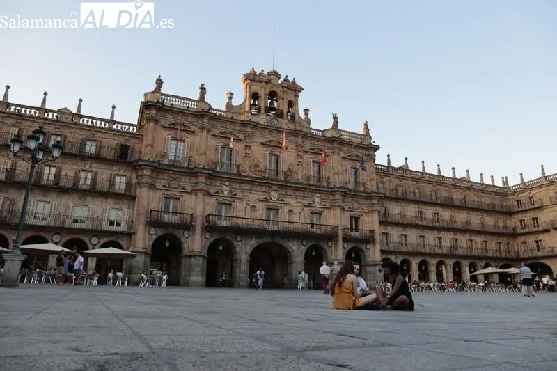 Calles y terrazas llenas de gente a última hora de la tarde en Salamanca