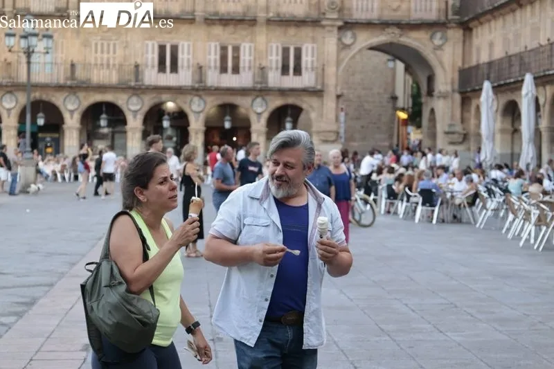 Calles y terrazas llenas de gente a última hora de la tarde en Salamanca