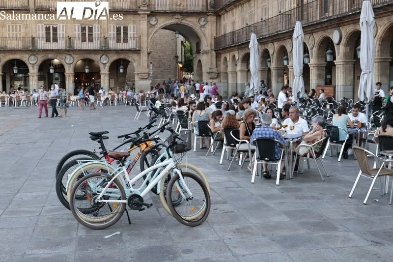 Calles y terrazas llenas de gente a última hora de la tarde en Salamanca