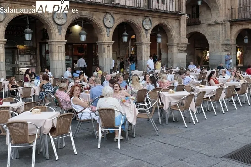 Calles y terrazas llenas de gente a última hora de la tarde en Salamanca