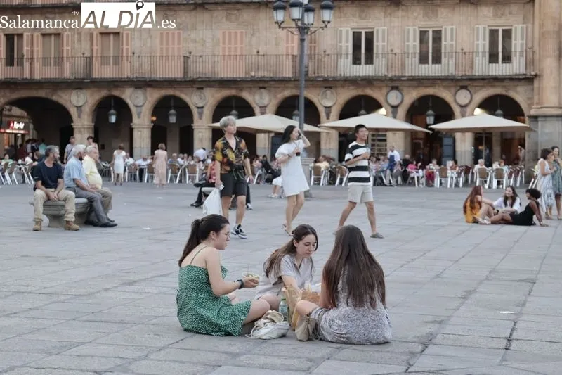 Calles y terrazas llenas de gente a última hora de la tarde en Salamanca