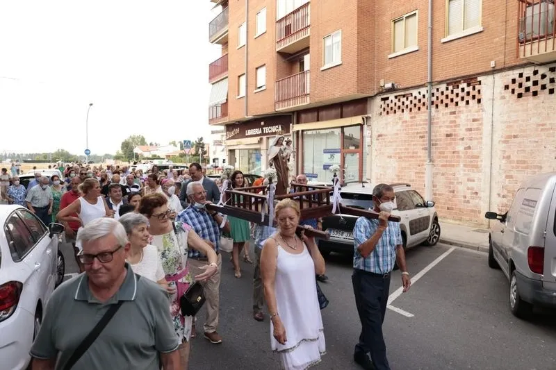 Procesión con la imagen de la Virgen del Carmen en Santa Marta de Tormes