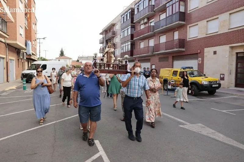 Procesión con la imagen de la Virgen del Carmen en Santa Marta de Tormes