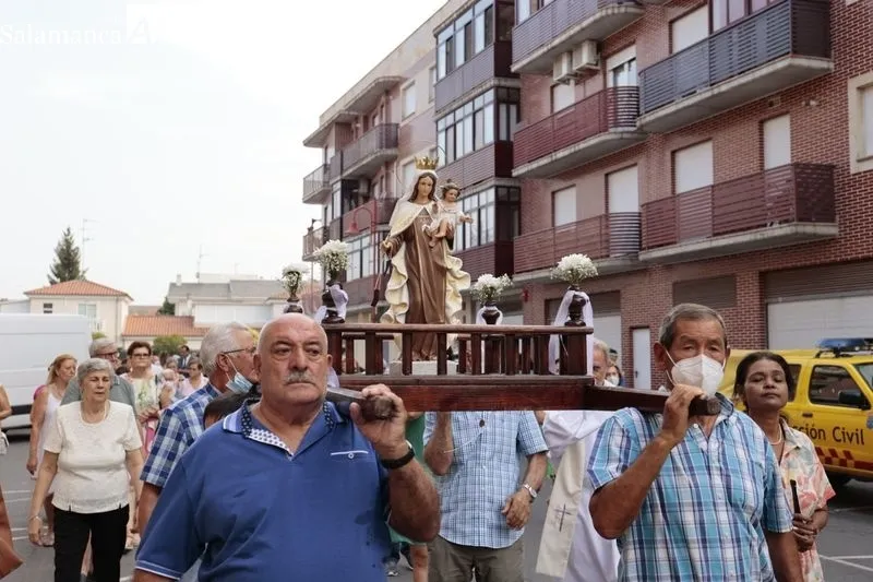 Procesión con la imagen de la Virgen del Carmen en Santa Marta de Tormes